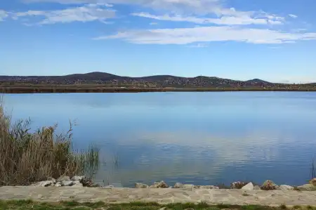 Elszálltak az árak a Balatonon, a Velencei-tavat ellepik az állandó lakók - Hol lehet még nyaralót venni?