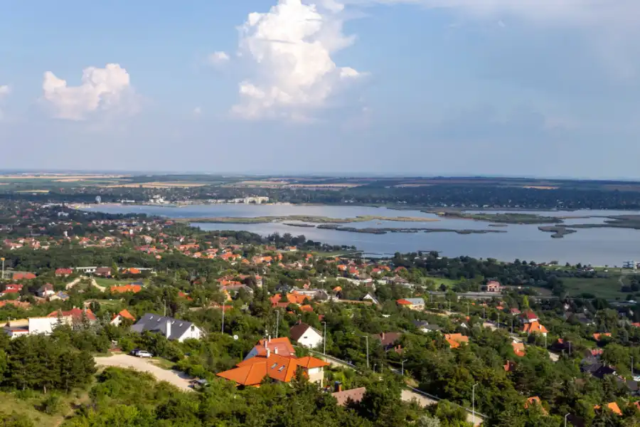 Hiába a lakáspiaci válság: ezen a környéken még mindig úgy viszik az ingatlanokat, mint a cukrot