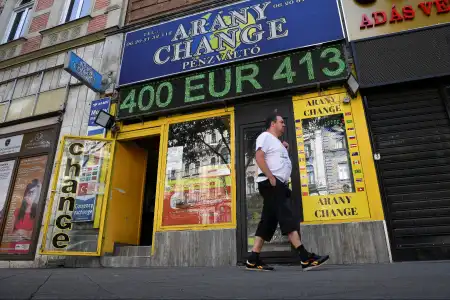 Olyan gyenge a forint, hogy egyre többen kérnek inkább eurót